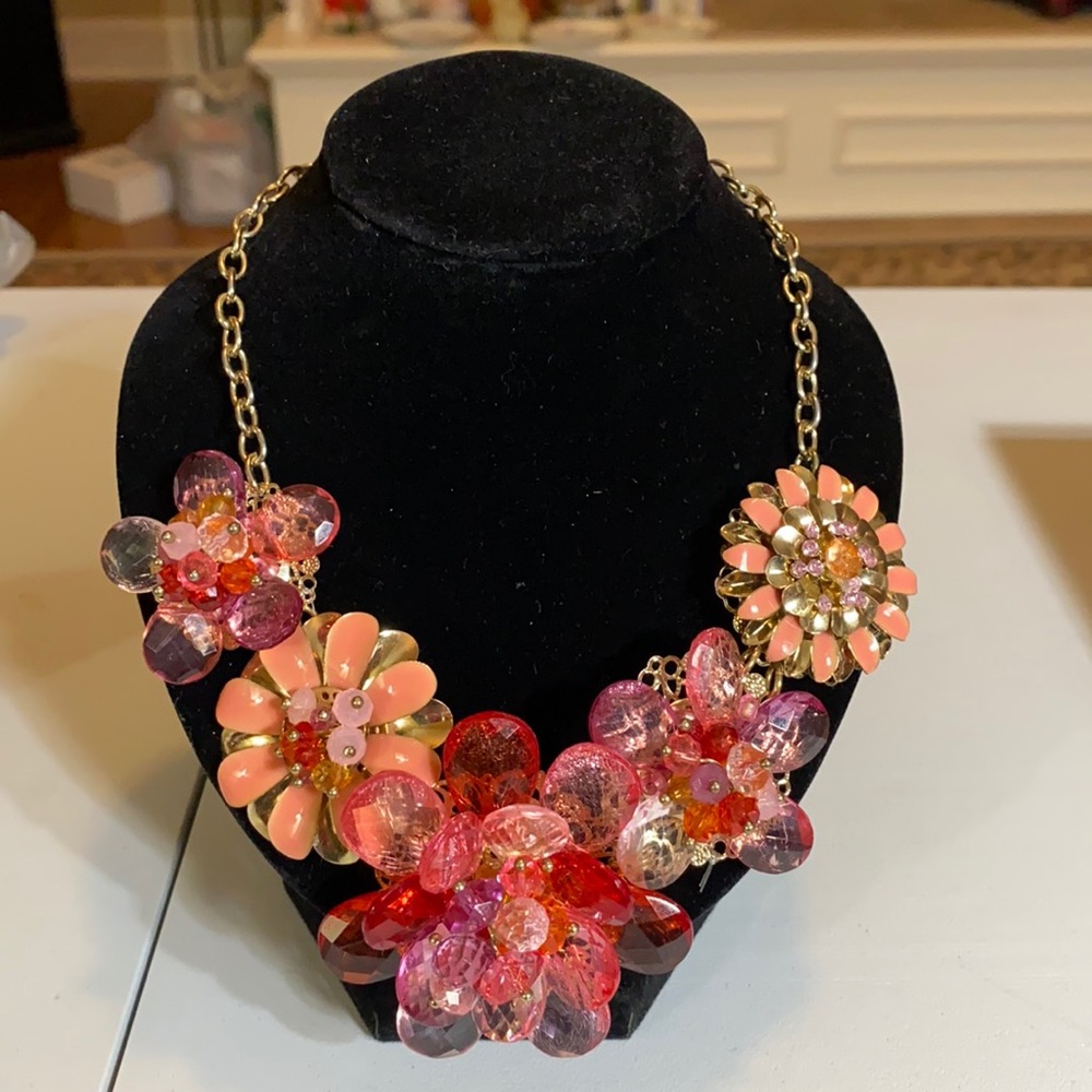 🎄Peachy pinks blingy floral necklace with gold accents and adjustable chain